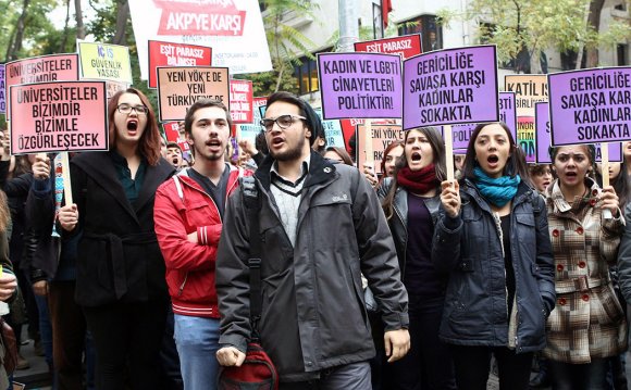 Turkish students protest the